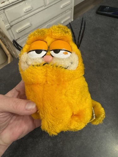 Vintage garfield 1981 sitting - garfield,